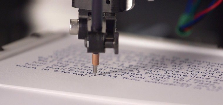 Cabeçote de plotter segurando uma caneta comum enquanto escreve texto corrido em papel