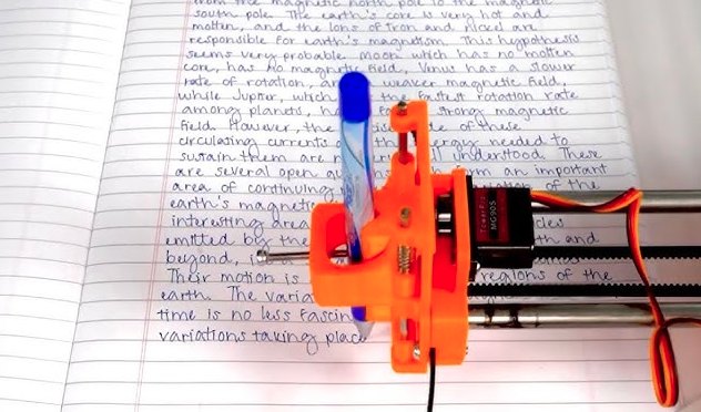 Cabeçote impresso em 3D escrevendo texto manuscrito sobre folha pautada