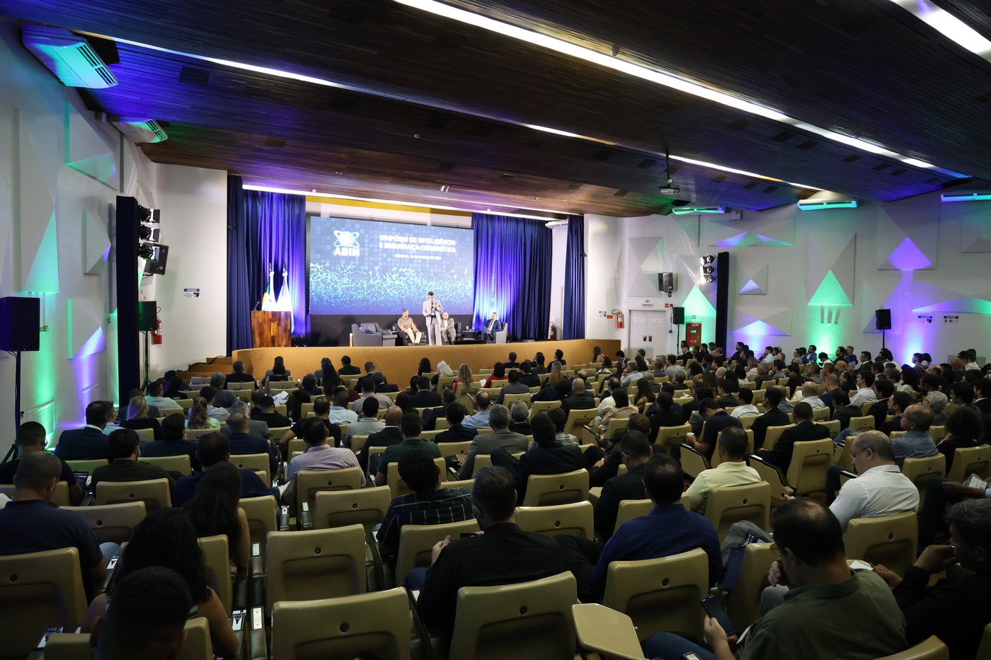 Auditório lotado no 1º Simpósio de Inteligência e Segurança Cibernética, na sede da ABIN