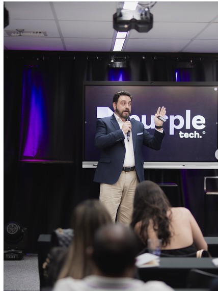 Adriano Vallim no palco do evento Advocacia Exponencial com IA