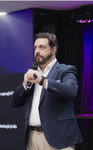 Adriano Vallim ao microfone durante a palestra Além da Prova