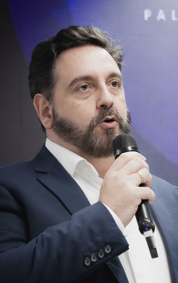 Adriano Vallim palestrando no evento da Purple Tech