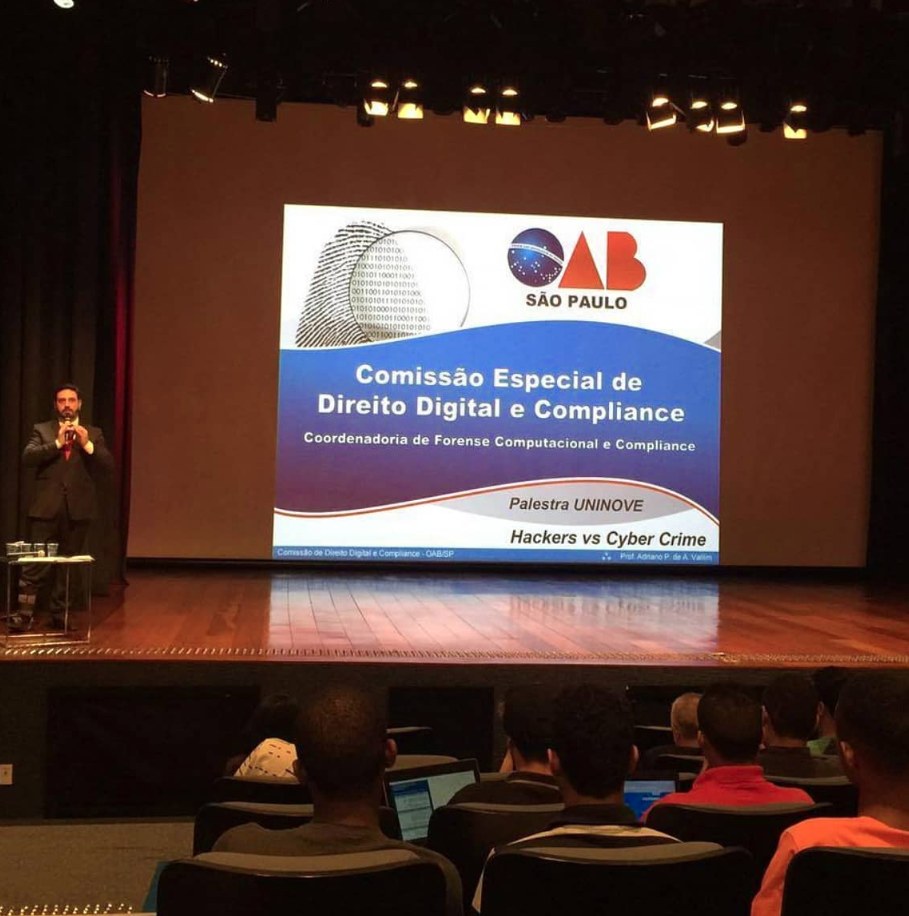 Adriano Vallim no palco da palestra Hackers vs Cyber Crime, em auditório lotado na Uninove